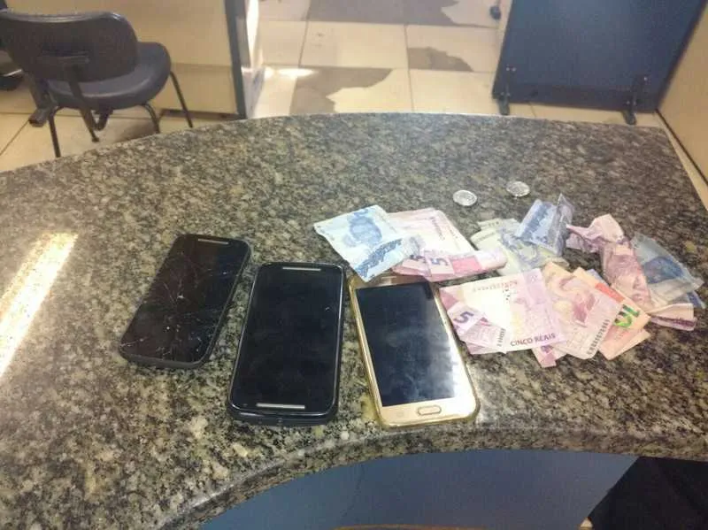 Celulares haviam sido roubados momentos antes da prisão