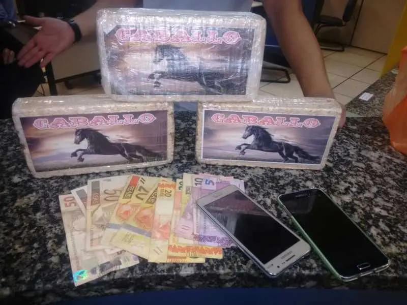 Durante as ações, policiais apreenderam 2,2 mil cápsulas de cocaína e três quilos de pasta base da mesma droga
