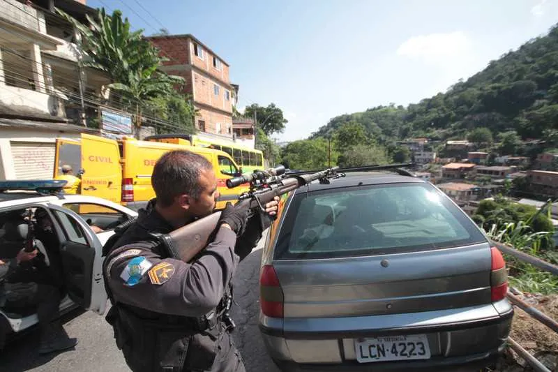 Cerca de 200 policiais civis e militares participaram da megaoperação nas favelas de Niterói
