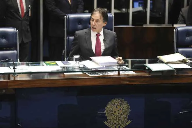 O presidente do Senado, Eunício Oliveira, pretende apreciar a PEC do fim do foro privilegiado na próxima quarta-feira (17)