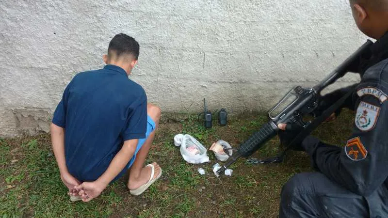 Foram apreendidos 28 pinos de cocaína, 34 trouxinhas de maconha e dois rádio transmissores