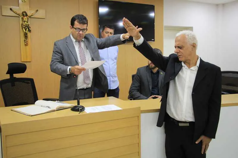 Jorge Mariola tomou posse, na tarde de ontem, na Câmara de Vereadores de São Gonçalo