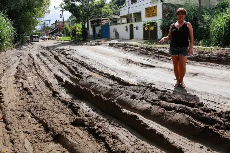 Neuza Regina Costa mostra a situação caótica que a Rua Manoel Duarte fica após as chuvas