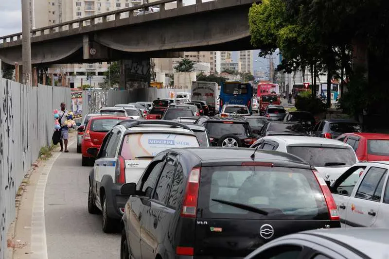Vias em volta da obra ficam engarrafadas durante dia e noite