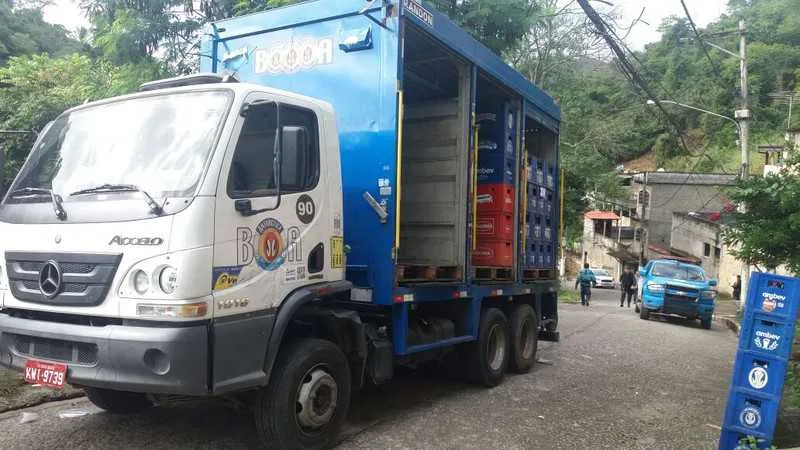 Caminhão com carga de cervejas foi recuperado na comunidade