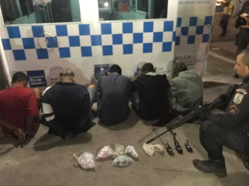 Nesta tarde, 5 jovens foram presos no Morro Menino de Deus.