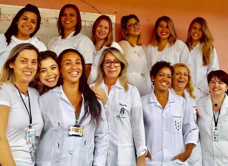 Maria Cristina e Sandra Medeiros com alunos no Abrigo