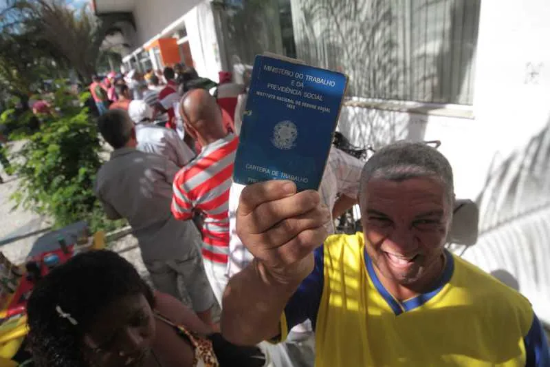 Foi formada uma fila gigantesca ontem na agência de Alcántara, primeiro dia de pagamento do benefício