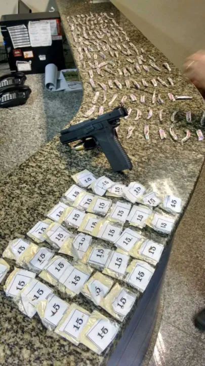 Homem foi preso com cocaína, maconha e arma em Búzios