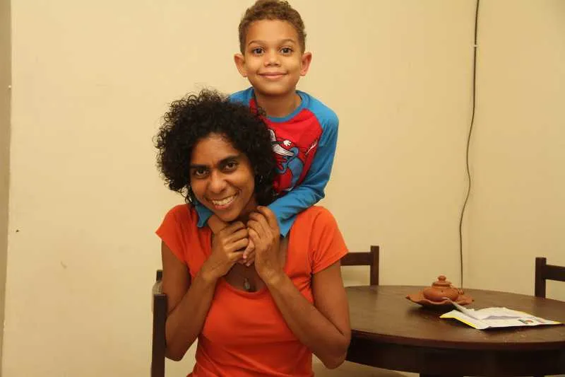 A funcionária pública Ivanilde de Souza Silva casou-se aos 36 anos, fez tratamentos e teve o primeiro filho, Rafael Carlos, quando estava exatamente com 40