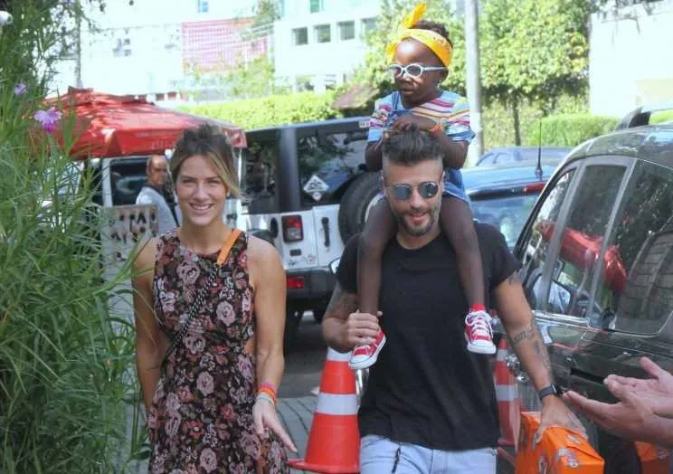 A pequena Titi tem apenas 3 anos, mas já é bastante ligada na moda. Segundo sua mãe, a atriz Giovanna Ewbank, 30, a herdeira adora opinar nos “looks” do pai, o ator Bruno Gagliasso. “Titi está crescendo muito rápido. Ela não está mais com aquela carinha de bebê. Agora já tem cara de mocinha. Ela adora dar pitaco nas roupas que o Bruno vai usar”, afirmou a mãe coruja.