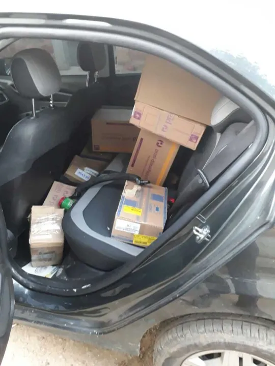 Medicamentos estavam dentro de carro usado, um Onix