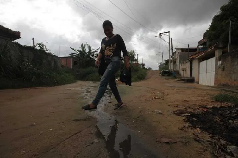 Em diferentes ruas do bairro, não há pavimentação e o esgoto escorre por céu aberto