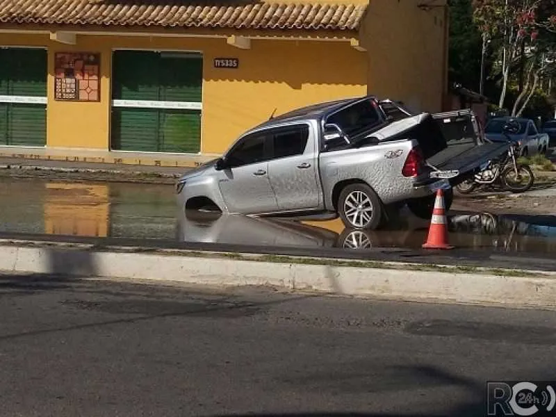 Caminhonete caiu dentro do buraco e foi retirado por empresa