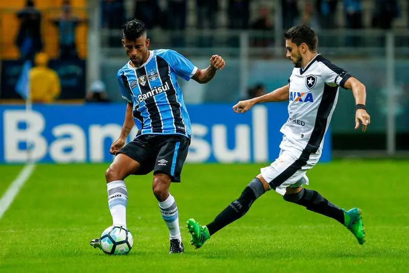Léo Moura e Rodrigo Pimpão dividem bola na Arena do Grêmio