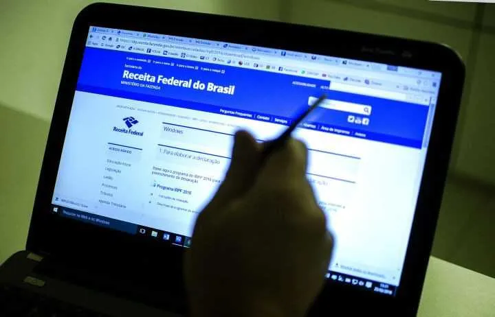 Para saber se teve a declaração liberada, o contribuinte deverá acessar a página da Receita na internet ou ligar para o Receitafone 146