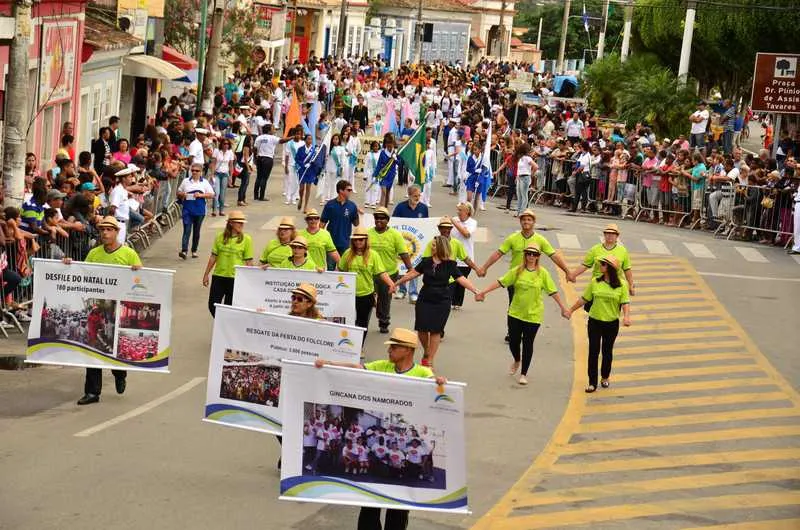 Cerca de 1800 alunos das escolas da rede municipal participam hoje do Desfile Cívico em comemoração ao 4º centenário do município