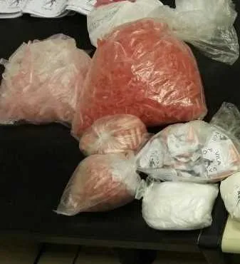 Imagem ilustrativa da imagem PM apreende drogas em operação contra o tráfico  Agentes apreenderam pinos de ‘coca’