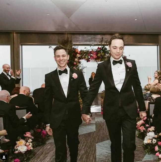 Ator que dá vida ao personagem Sheldon, o nerd da série "The Big Bang Theory", Jim Parsons, de 44 anos, celebrou sua união com o designer gráfico Todd Spiewak no último domingo, em Nova York, nos Estados Unidos. O casamento aconteceu no tradicional restaurante "Rainbow Room". O casal está junto há 14 anos. Jim compartilhou no seu Instagram uma fotografia da cerimônia e recebeu felicitações de muitos seguidores.

