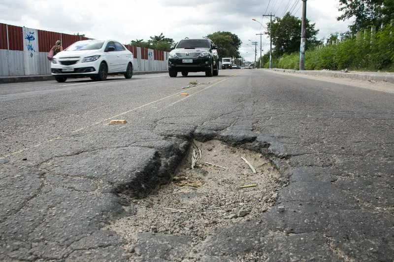  Buraco deixa carros com pneus danificados na Avenida Maricá