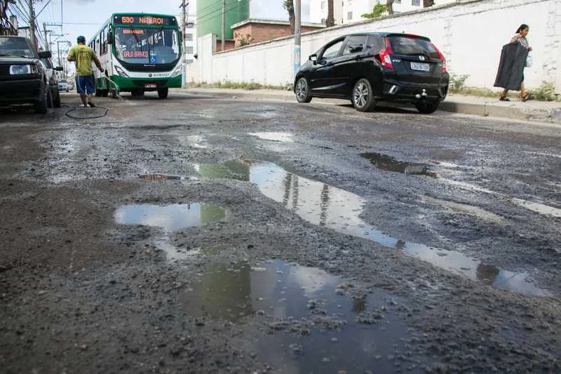 Mesmo com término das obras, rua continua com buracos