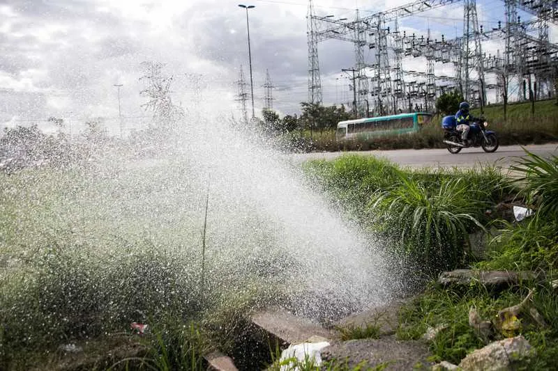 Vazamento começou, no início do ano, mas piorou no fim de semana com rompimento de tubulação