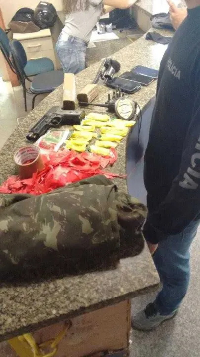 Agentes apreenderam um revólver, simulacro e maconha