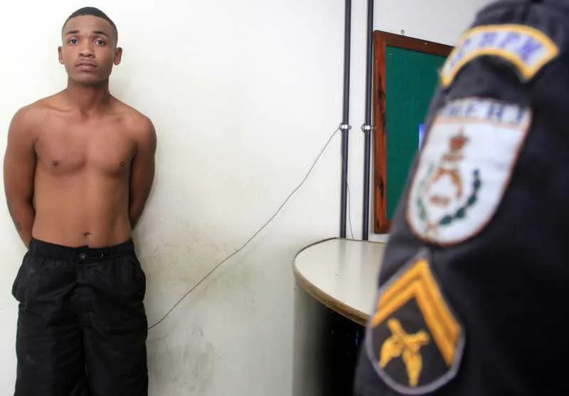 Foragido, Caveirinha foi levado para a Divisão de Homicídios
