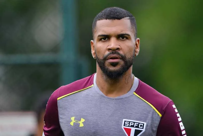 O zagueiro Breno preferiu seguir para o Cruzmaltino do que acertar com Atlético-GO