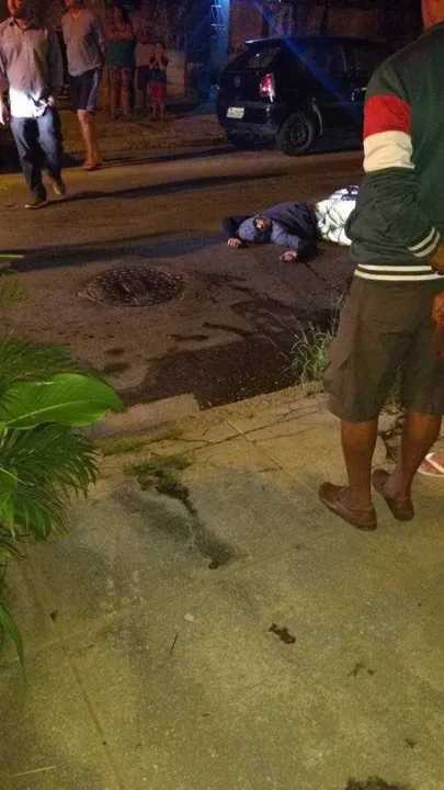 Rapazes foram atingidos quando estavam em uma motocicleta