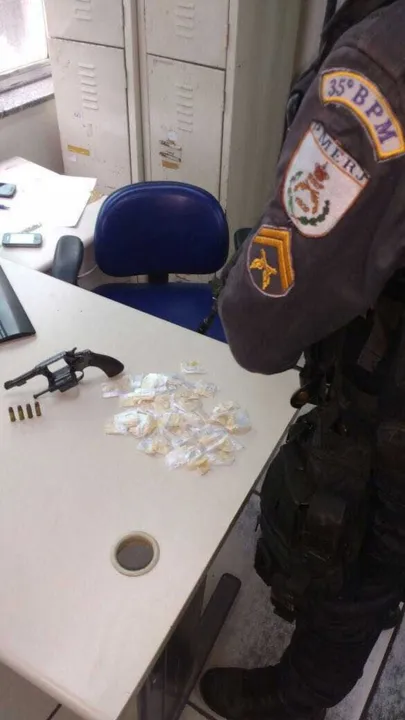  Os suspeitos intimidaram os trabalhadores, ordenando para que cavassem buracos com a retroescavadeira, o que impediria a aproximação da PM durante operação
