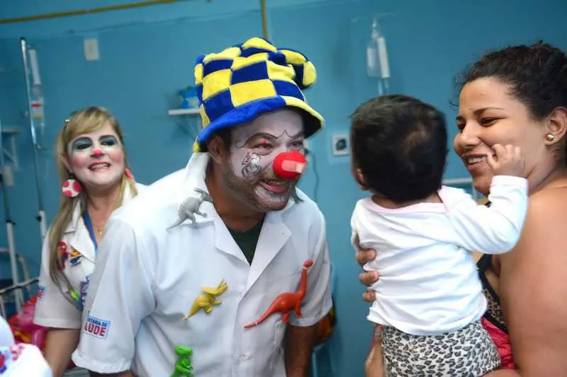 Profissionais do Núcleo de Apoio à Saúde da Família realizaram brincadeiras e animaram os pacientes que estavam nas enfermarias da unidade