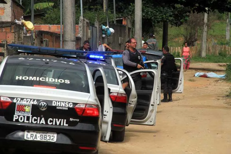 William (detalhe) e Alexandre foram abordados por ocupantes de um Fox, que os executaram