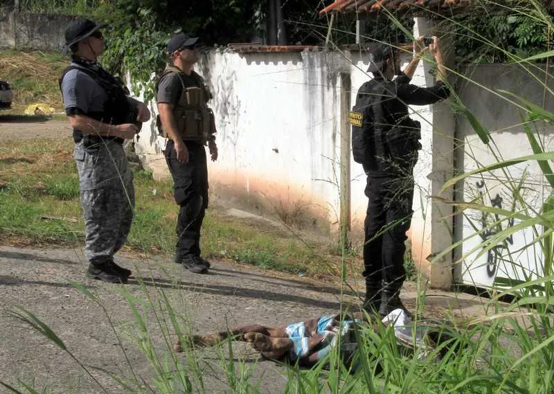 Segundo agentes da DH, vítima ainda não identificada foi atingida por, pelo menos, cinco disparos