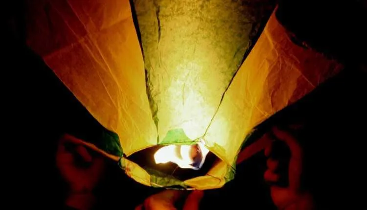 Soltar balão é crime. Denuncie pelos telefones 2253 1177 (capital) ou 0300 253 1177(interior, custo de ligação local)