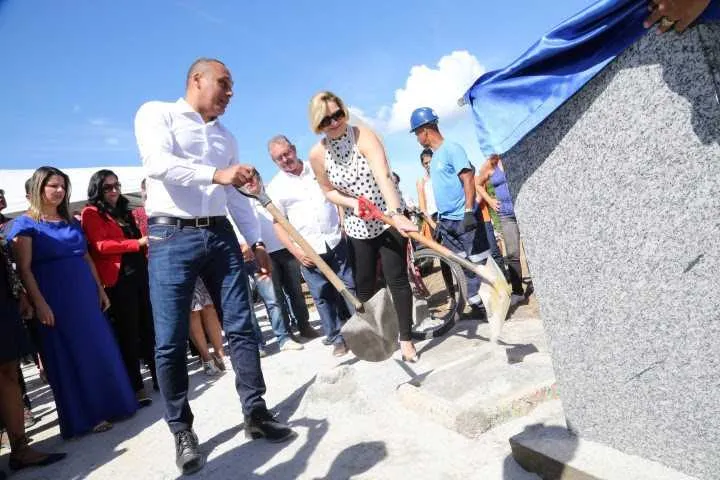 Prefeita Lívia participou do lançamento da pedra fundamental