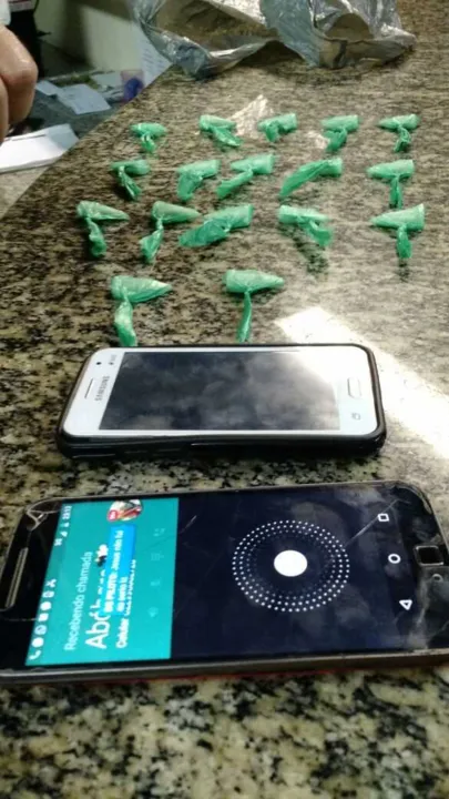 Dupla estava assaltando com arma de brinquedo. Na Maria Joaquina, mulher foi presa com drogas