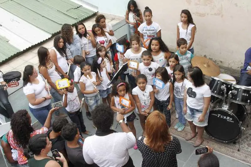 A ideia do sarau surgiu da parceria entre o abrigo e a Escola de Música Nova Sinfonia, um projeto social que há sete anos atua no Jardim Catarina .

