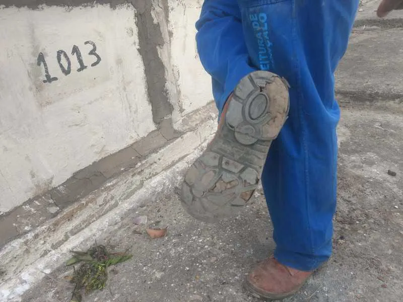 Nem a bota, que faz parte do uniforme, está sendo fornecida, assim como máscaras e luvas