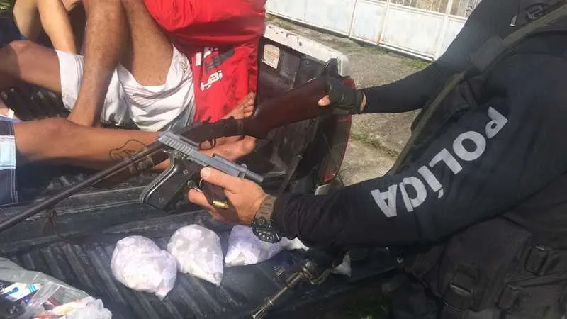 PMs apreenderam espingarda, pistola, munições e drogas