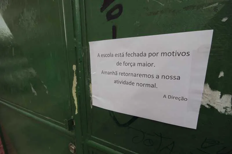 Recado afixado no portão informava sobre suspensão das aulas