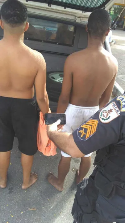 Dupla roubou celular e foi detida por pessoas na rua