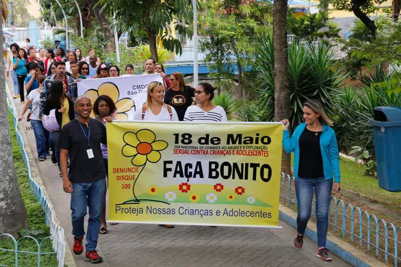 Pessoas ligadas à causa fizeram caminhada no Centro de São Gonçalo na manhã de ontem