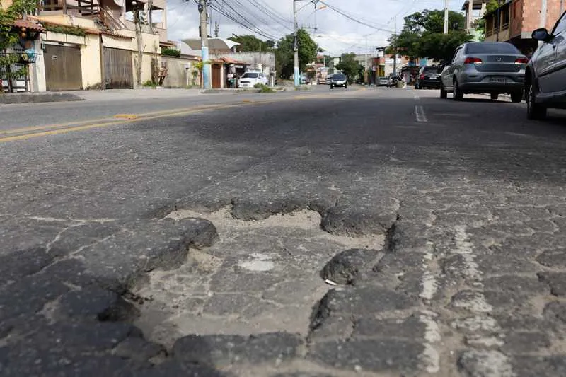 Imagem ilustrativa da imagem Avenida Maricá precisa  de pavimentação decente