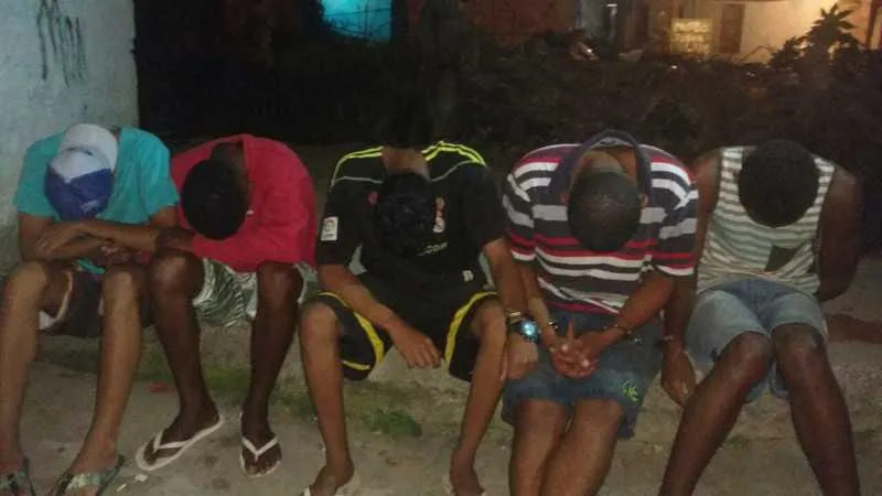 Segundo a polícia, grupo foi flagrado drogas e ‘radinhos’