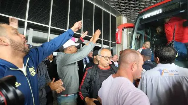 Torcedores que foram ao aeroporto, ontem, xingaram o técnico Zé Ricardo e o meia Matheus Sávio