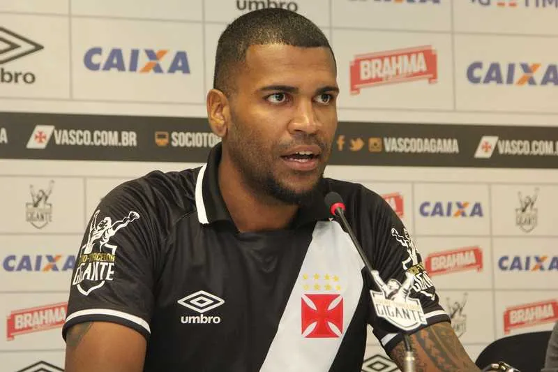 Após vestir a camisa do clube, Breno conversou com a imprensa