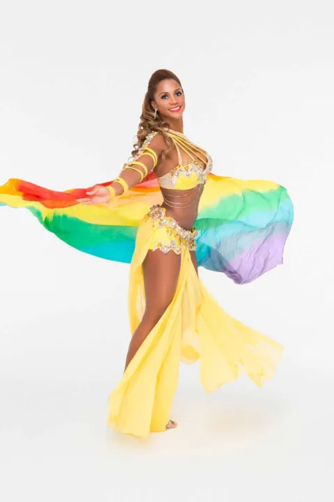 A gonçalense Kamila Reis, de 28 anos, foi a primeira escolhida pelo comentarista de Carnaval Milton Cunha para estampar algumas páginas do livro que ele está começando a produzir: uma investigação estética sobre o mito da mulata, a partir da ex-Globeleza Valeria Valenssa, protagonista das vinhetas de Carnaval da Globo por 15 anos. Kamila é modelo e dançarina e mora em Dubai há sete anos. Ela deixou o Brasil aos 18, quando se casou com um comandante que trabalha na Emirates Airlines.
