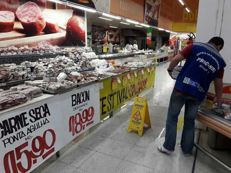 Filiais do mercado Extra recebem Operação Secos e Molhados