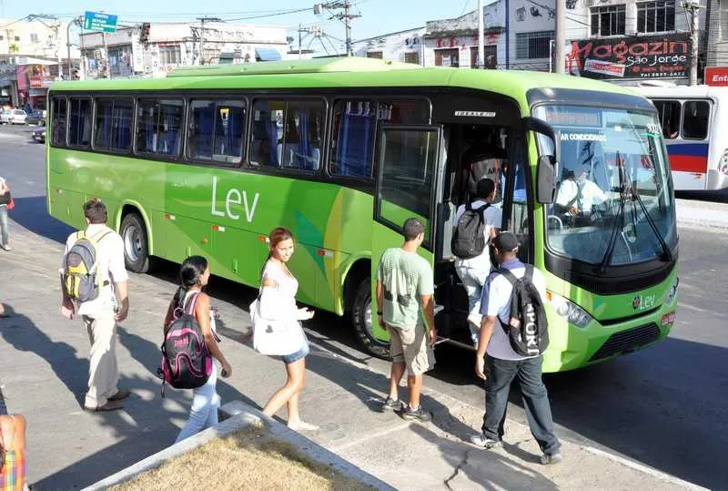 Para ter acesso ao ônibus, universitários devem fazer inscrição, entrevista e esperar resultado